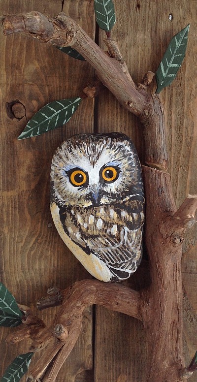 GRAPHIC LITTLE OWL - Acrylics on pebble